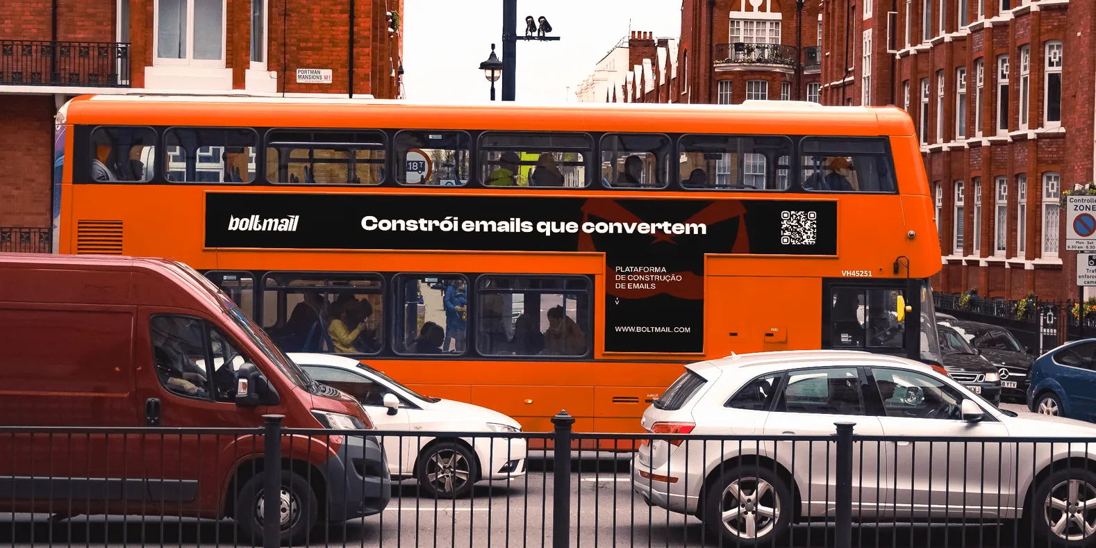 A Boltmail ad along an orange double-decker bus: Constrói emails que convertem